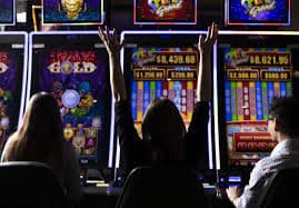 မြန်မာ ကစားသမားများ gkk22 ဂိမ်းလော်ဘီ ၌ Live Casino နှင့် Slots ကစားနေသောမြင်ကွင်း